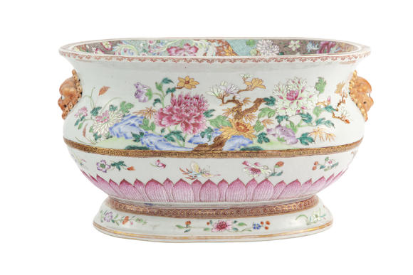 Piguet - H?tel des VentesJardinière ou vasque en porcelaine famille rose, Chine, dynastie Qing, décor de fleurs, l. 40,5 cm <br><br><i>A famille rose porcelain plant holder or basin, China, Qing dynasty, 40.5 cm long, 21 cm high (small restorations) </i>