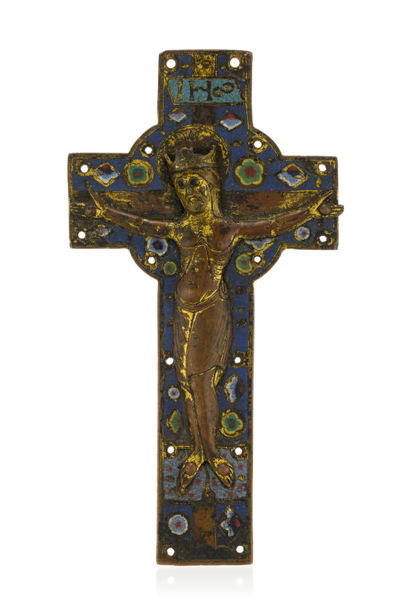Piguet - H?tel des VentesPlaque en forme de croix France, Limoges, XIIIe s., en cuivre champlevé à décor émaillé et gravé, ornée d'un Christ en applique
