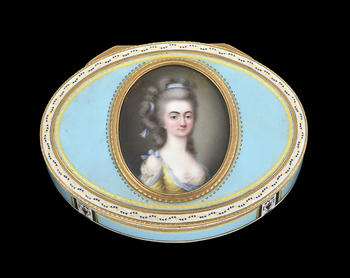 Tabatière ovale en or et émail, prob. Hanau, vers 1780–1790, miniature de femme en émail plein, 2,7x8,5x6,2 cm<br><br><i>Oval gold and enamel snuff box, probably Hanau, circa 1780–1790, 2,7x8,5x6,2 cm</i>