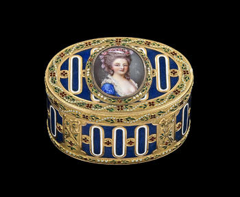 Tabatière ovale en or et émail, centré d'un portrait de Marie Antoinette en émail plein, France circa 1770, frises au décor de guirland<br><br><i>Oval gold and enamel snuff box, Paris, circa 1770.</i>