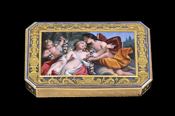 Tabatière en or et émail, Russie, Saint Pétersbourg fin XIXe s., le dessus centré d'une miniature en émail plein d'Ariadne et Dionysus<br><br><i>Gold and enamel snuff box, Saint Petersburg, late 19th century,</i>