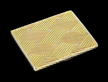 Etui à cigarettes 3 ors 750 en mokume-gane de vannerie, XXe s., numéro de série 7527, poin?on d'orfèvre Charles Holl<br><br><i>Tri-colour 18k gold cigarette case, 20th century, decorated with a mokume-gane basket-weave design by Charles Holl</i>