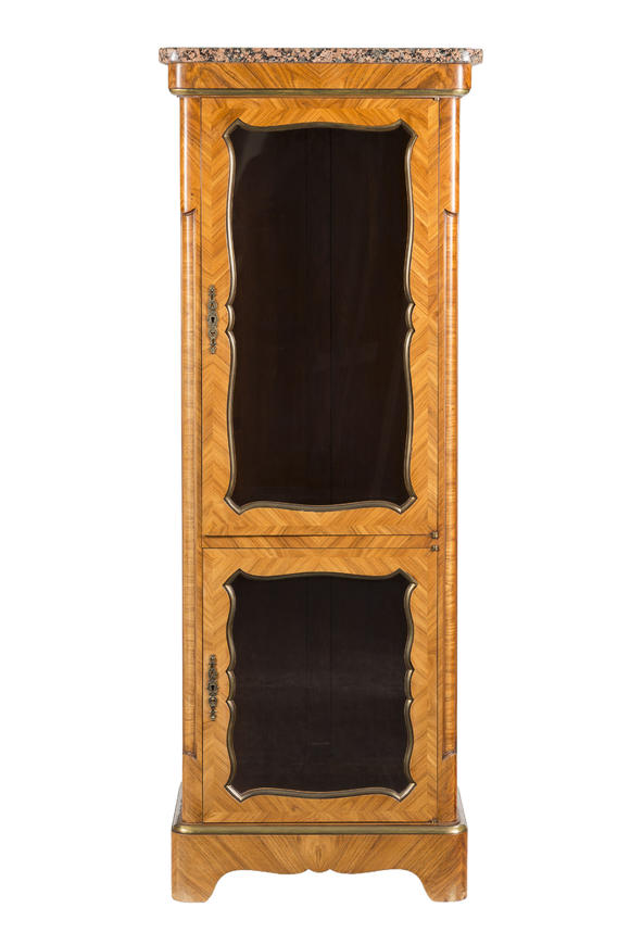 Piguet - H?tel des VentesVitrine de style Louis XV, fin XIXe s., en placage de bois de rose, ouvrant par deux vantaux, plateau en marbre, 174x66x43 cm