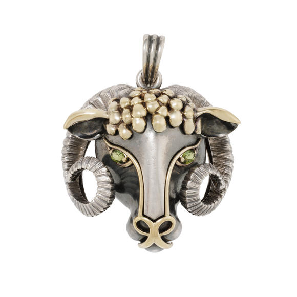 Piguet - H?tel des VentesBoivin, pendentif, années 1970 en or 750 et argent noirci figurant une tête de bélier, les yeux sertis de péridots taille ovale<br><br><i>Boivin, 1970's ram's head pendant 750 gold and lackened silver, eyes are set with oval-cut  peridots</i>