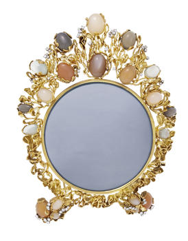 Cadre photo composé d'un collier et d'une paire de clips d'oreilles Gilbert Albert en or 750 serti de pierres de lune et diamants