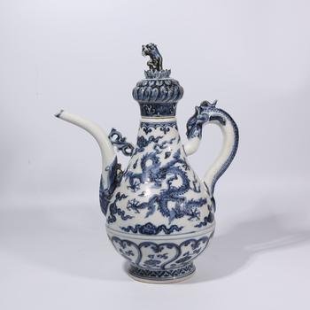 青花雲(yún)龍紋龍柄獅鈕執(zhí)壺