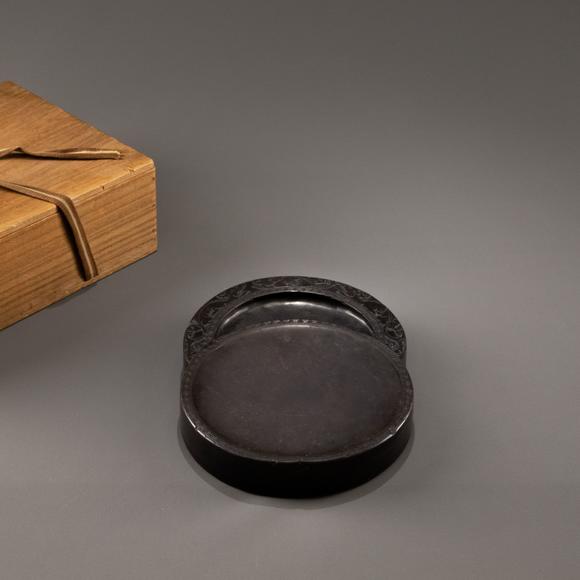 大阪美術(shù)商會(huì)|2026年大美會(huì)第三十四回夏季藝術(shù)品拍賣會(huì)清 端溪獅子靈芝紋日月合璧硯