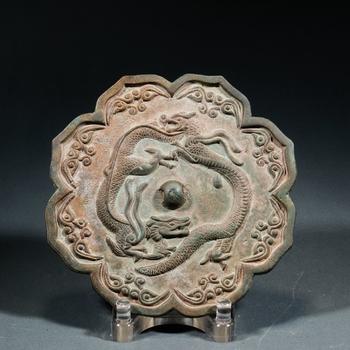 龍紋葵口銅鏡