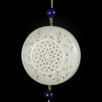 清·白玉鏤雕寶相花紋香囊