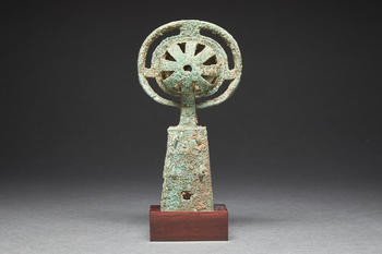GRELOT DE CHAR - "LUAN" en bronze de patine verte partiellement grumeleuse, formé d'une sphère ajourée contenant une boule et insé...