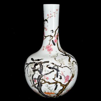 粉彩花鳥喜鵲登梅紋天球瓶