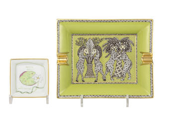 HERMèS. Ensemble de 2 vide-poches cendriers en porcelaine, Made in France, à décor polychrome, 20x16 cm et 8x8 cm