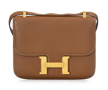 Hermès, sac Constance 23 en cuir Epsom Gold, 1995, piqué sellier blanc, bouclerie plaquée or, bandoulière porté épaule, housse, 17,5x