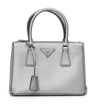 Prada, sac Galleria Mini saffiano tote en cuir métallisé platine, bandoulière, housse, 17x24 cm