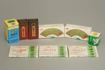 六神丸 2盒
白虎活絡(luò)膏 1盒
天然麝香虎骨膏 3盒
海馬補(bǔ)腎丸 1盒
麝香正骨水 2盒