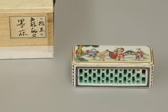 京都祇園會拍賣清 大清嘉慶年制 粉彩人物墨床 日本桐箱附