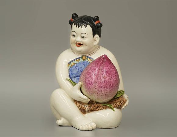 京都祇園會拍賣清 粉彩唐子壽桃人形雕刻