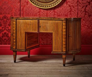 Y AN UNUSUAL ROSEWOOD AND SATINWOOD DESK, POSSIBLY BY AN éMIGRé MAKER, LATE 18TH OR EARLY 19TH CENTURY