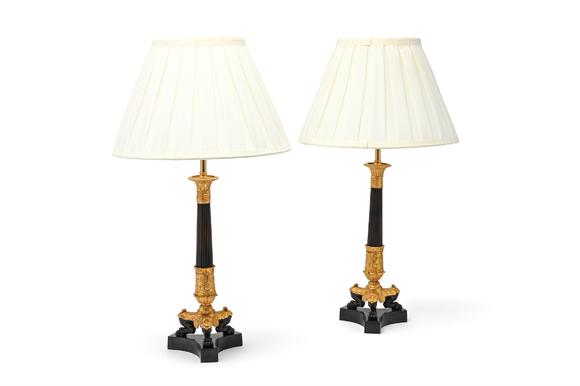 Dreweatts|精美家具、雕塑、地毯、陶瓷和藝術(shù)品-Watts 1874A PAIR OF GILT AND PATINATED BRONZE CANDLESTICK TABLE LIGHTS, EARLY 19TH CENTURY