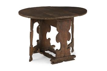 A CONTINENTAL OVAL OAK AND WALNUT GATELEG TABLE, LATE 17TH CENTURY