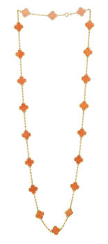 Van Cleef & Arpels, Alhambra, sautoir années 1970 or 750 à maille for?at limée orné de 20 motifs en corail<br><br><i>Van Cleef & Arpels, Alhambra, 1970's 750 gold sautoir embellished with 20 corail motifs</i>