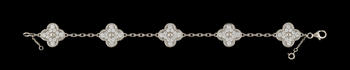 Van Cleef & Arpels, Alhambra, bracelet en or gris 750 orné de 5 motifs sertis de diamants taille brillant