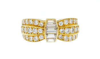 Van Cleef & Arpels, bague or 750 formée de trois lignes de diamants taille brillant coupées d'une agrafe sertie de diamants
