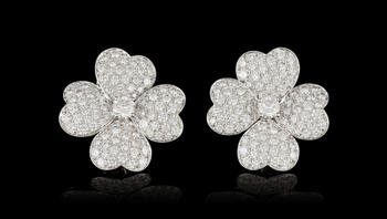 Van Cleef & Arpels, Cosmos, paire de boucles d'oreilles trèfles or gris 750 pavées de diamants taille brillant<br><br><i>Van Cleef & Arpels, Cosmos, pair of clovers earrings 18K white gold pavé-set with round brillant cut diamonds</i>