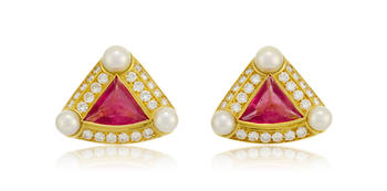 Bulgari, paire de clips d'oreilles en or 750 sertis de pains de sucre de tourmaline entourés de diamants et de perles de culture