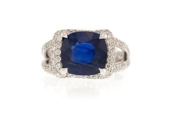 Bague or gris 750 sertie d'un saphir de 4.90 carats, birman, non chauffé, rehaussé de diamants, rapport GRS