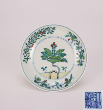 清 斗彩洞石芭蕉紋盤