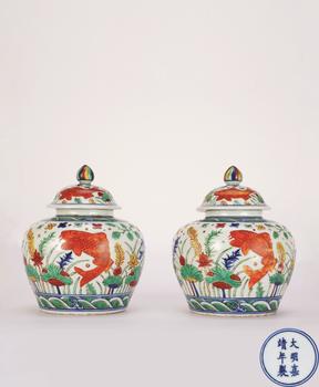 明嘉靖 青花五彩魚(yú)藻蓋罐一對(duì)