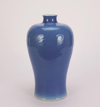 清 天藍(lán)釉暗刻龍紋梅瓶