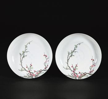 清雍正 粉彩薄胎過(guò)枝梅竹雙清盤一對(duì)