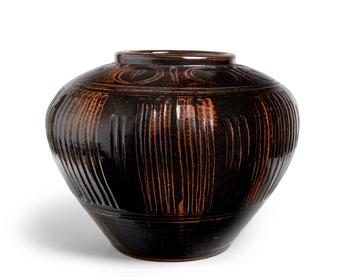 Ursula Mommens (1908-2010)?

Large fluted jar with incised