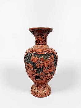 銅胎剔紅花卉紋瓶 H:25.7cm