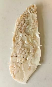 白玉松鼠葡萄紋樹葉擺件 長約28cm