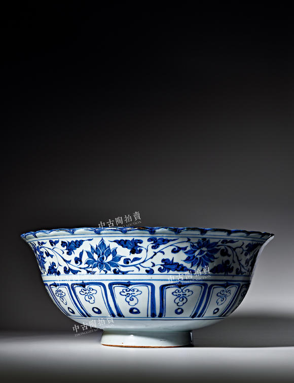 中古陶元 藍(lán)地白花折枝蓮模印菊瓣紋菱口大碗