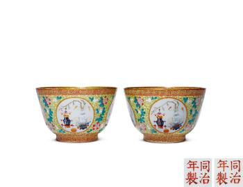 清同治 粉彩開光博古碗一對