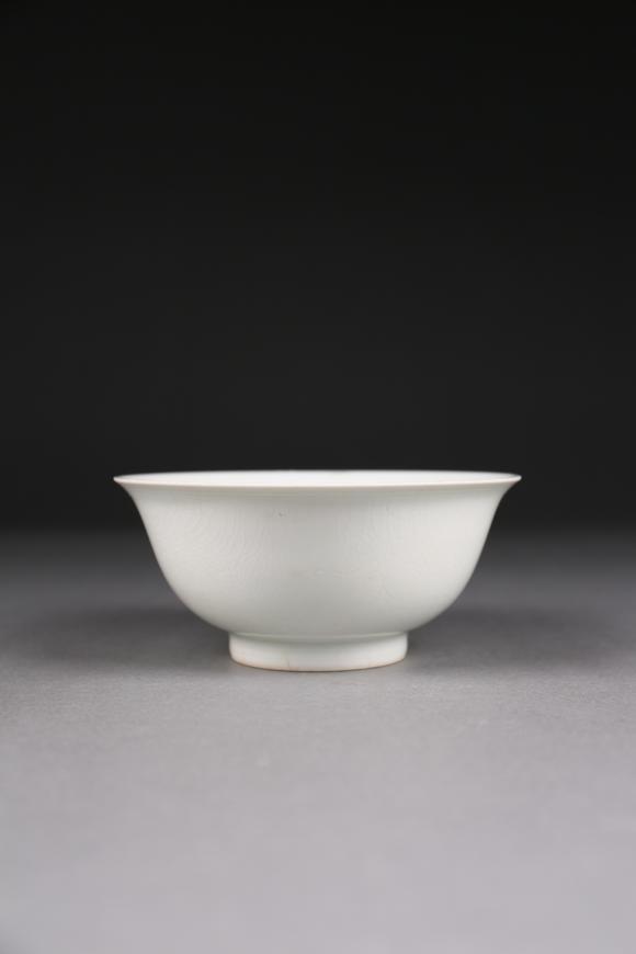 春和美術(shù)甜白釉暗刻龍鳳紋碗