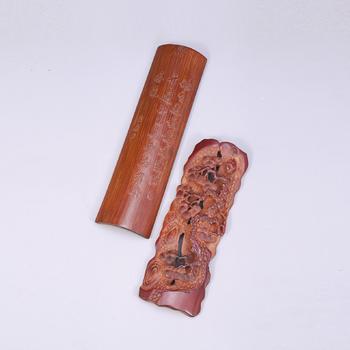 清 竹雕松紋臂擱 連隨形臂擱