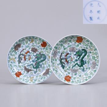 清雍正 鬥彩龍鳳紋盤 一對 "大明成化年製"款