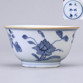 清康熙 青花花卉紋折沿碗 "大明成化年製"款