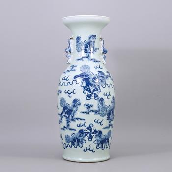 清 豆青地青花太獅少獅盤口瓶