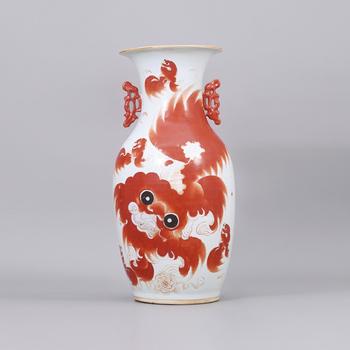 清 紅彩太獅少獅撇口瓶