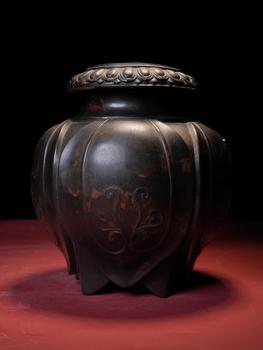 明代 宮廷風(fēng)格銅蓮瓣紋供瓶（大明宣德年制）款