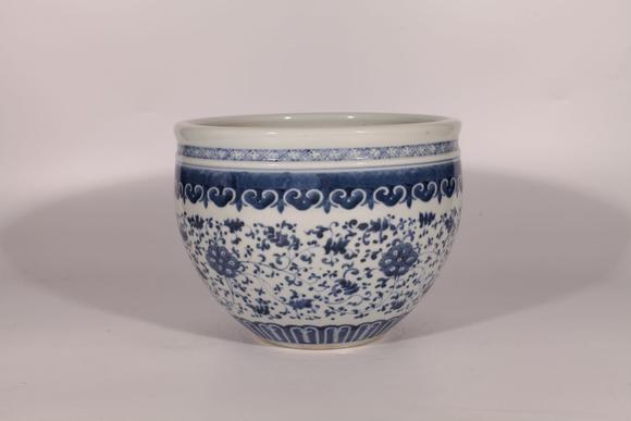 清乾隆缠枝莲纹卷缸