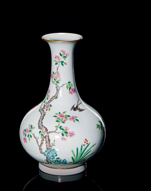 清道光粉彩杏林春燕图长颈瓶