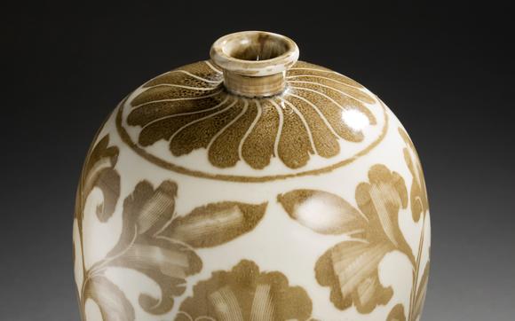 宋代定窑褐彩花卉梅瓶