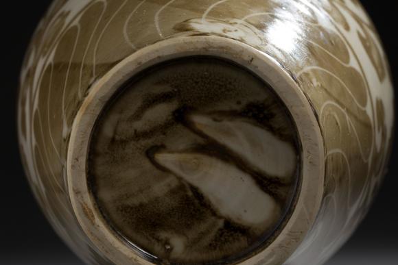 宋代定窑褐彩花卉梅瓶